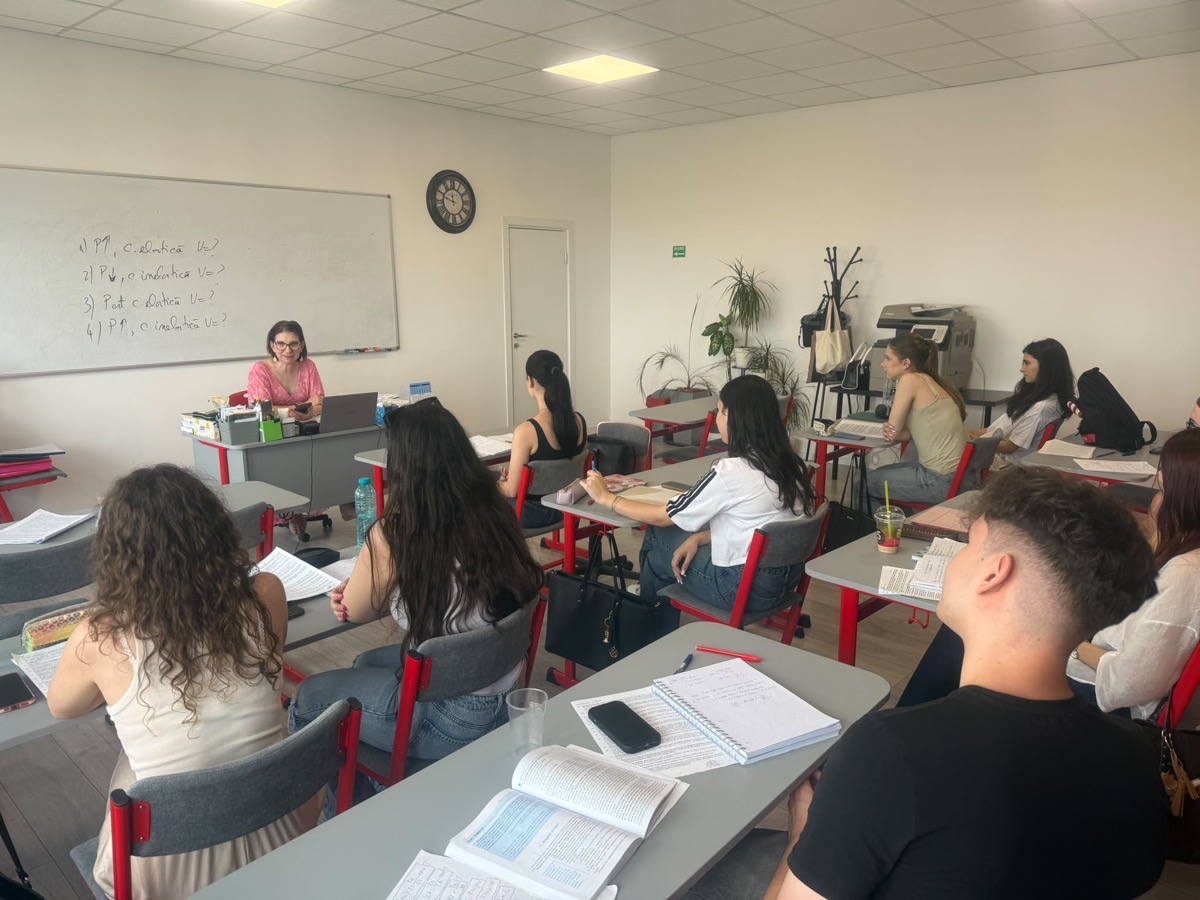 Grupă de elevi la o ședință de logică cu Profesoara Cecilia