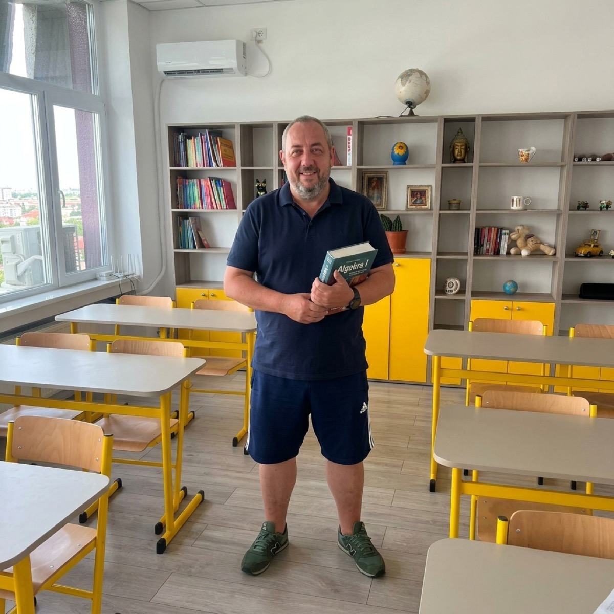 Profesorul Marius la tablă, explicând ecuații matematice